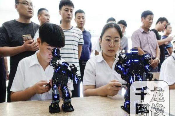 北京高职院校开踢机器人世界杯 裁判、解说全