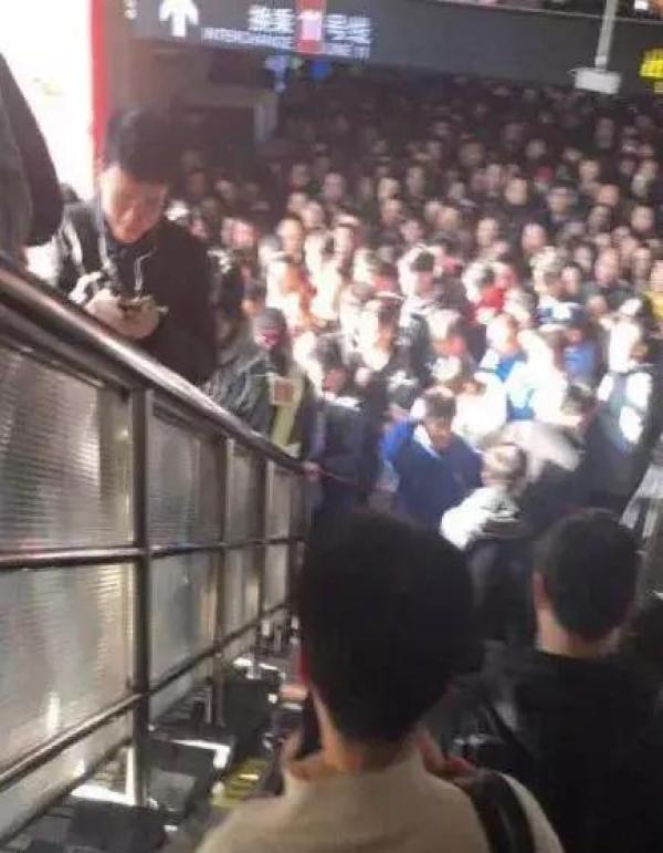 悲剧!上海地铁内一女子翻越栏杆被夹身亡